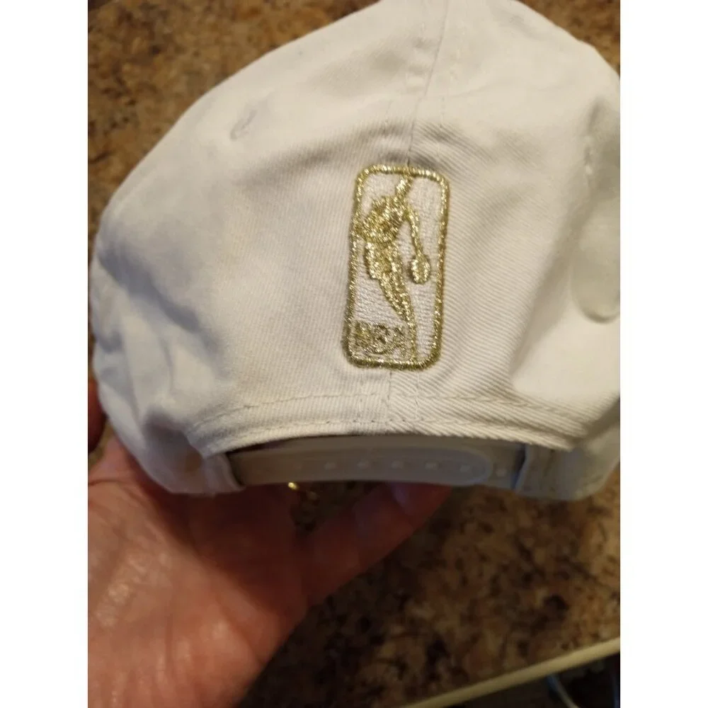 New Era 9Fifty NBA Chicago Bulls White/Silver Snapback w/ Bull - Picture 3 of 11